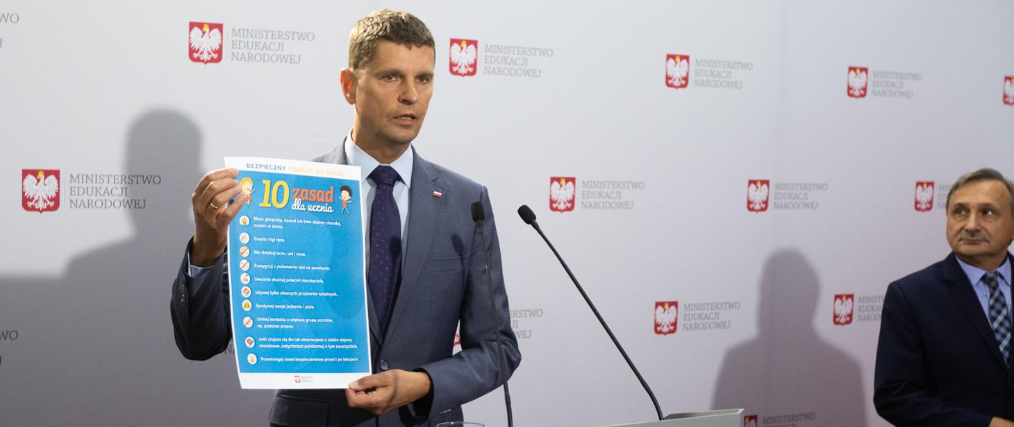 Minister Edukacji Narodowej Dariusz Piontkowski pokazuje 10 zasad dla ucznia w czasie pandemii