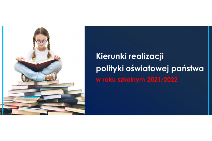 Dziewczynka czyta siedząc na stosie książek