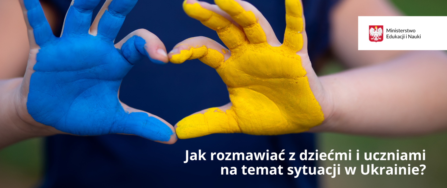 Dłonie złączone w kształt serca i pomalowanie w barwy Ukrainy.