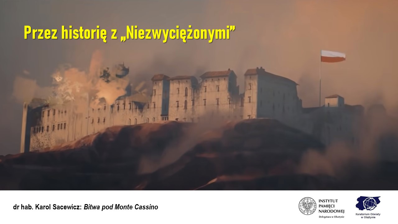 Na górze napis: Przez historię z „Niezwyciężonym”. W centrum ruiny klasztoru na Monte Cassino z zatkniętą polską flagą. Poniżej napis – dr hab. Karol Sacewicz: Bitwa pod Monte Cassino.