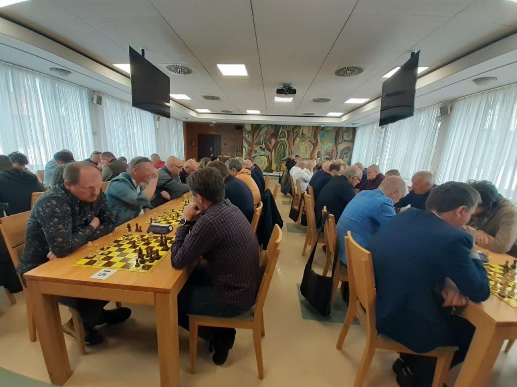 Pracownicy oświaty i nauki w trakcie rozgrywania turnieju szachowego. 