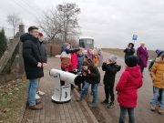 grupa ludzi stojących obok siebie