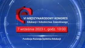 Niebieski ekran z niebieskim tłem i napisem „midzynarodow kongres”.