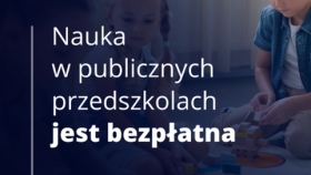 Granatowe tło po lewej stronie napis Nauka w publicznych przedszkolach jest bezpłatna, po prawej bawiące się dzieci