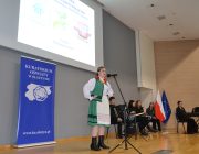 Uczennica IV Liceum Ogólnokształcącego w Olsztynie przemawia w stroju regionalnym w gwarze warmińskiej