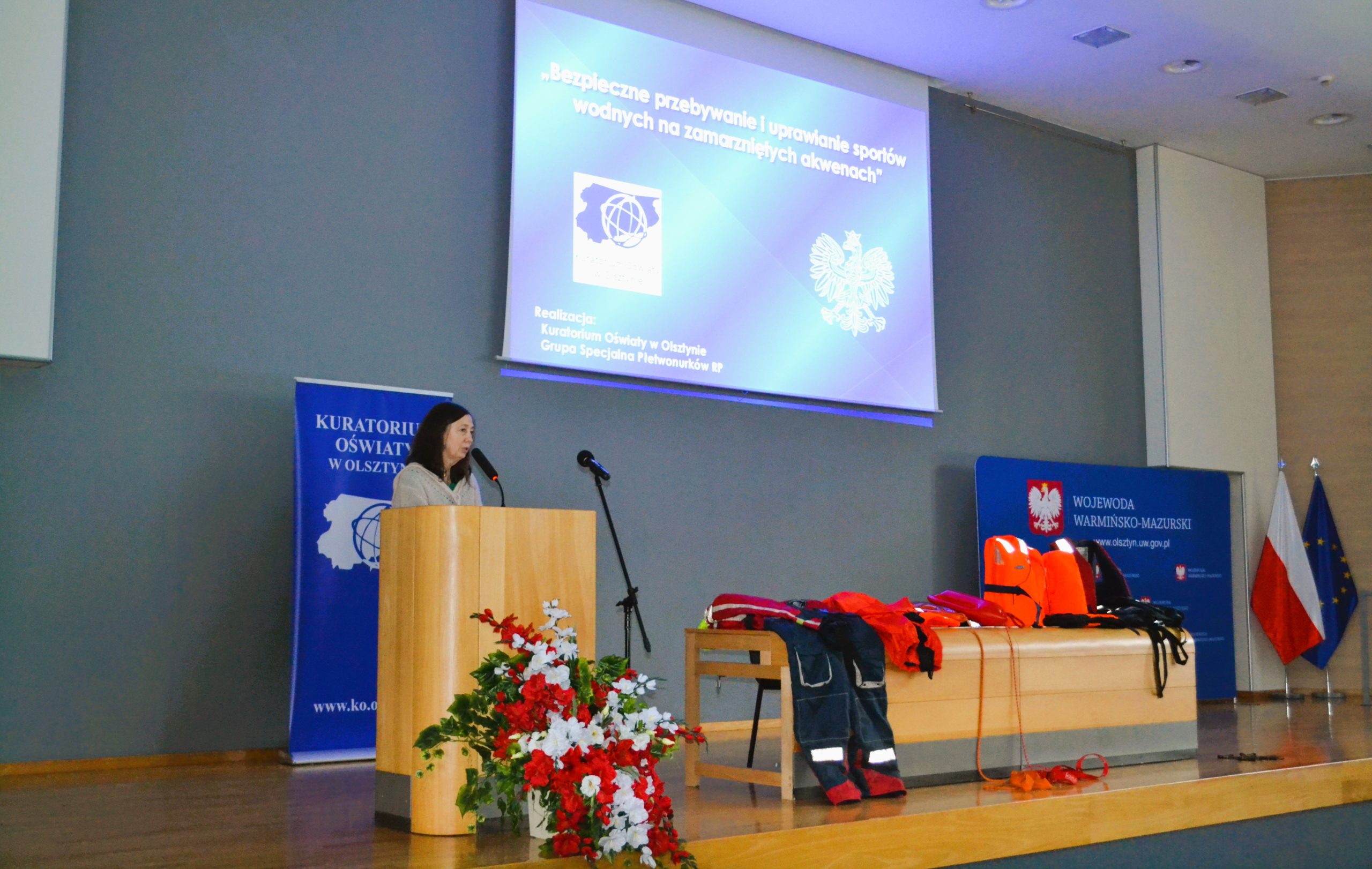 Kobieta stojąca na podium.