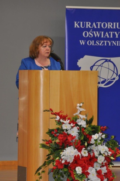 2 Dyrektor Wydziału Administracyjno-Prawnego Kuratorium Oświaty w Olsztynie prowadzi uroczystość