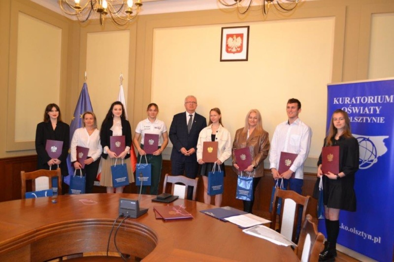 Uroczystość wręczenia dyplomów stypendystom Ministra Edukacji i Nauki - zdjęcie główne