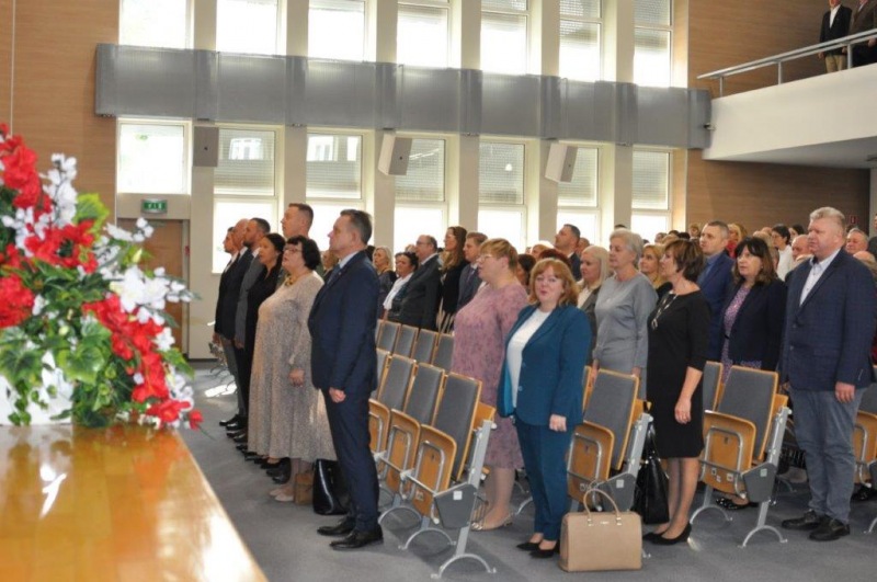 1.	Uczestnicy uroczystości w Olsztynie śpiewają Hymn Państwowy