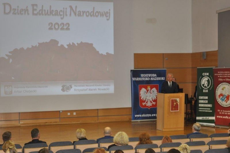 13.	Warmińsko-Mazurski Kurator Oświaty przemawia do zgromadzonych na uroczystości w Ełku
