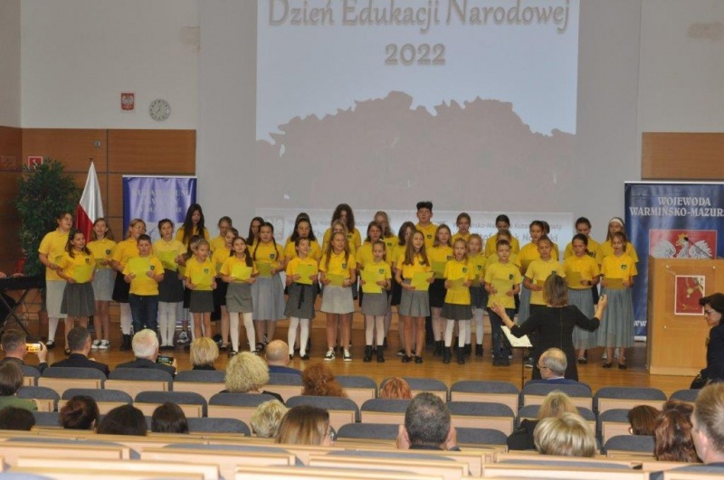 14.	Uczniowie Szkoły Podstawowej nr 4 w Ełku śpiewają