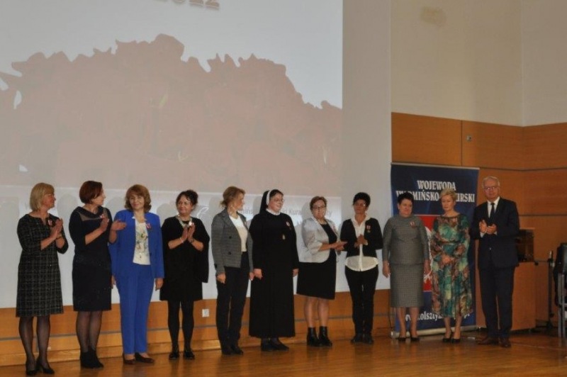 17.	Warmińsko-Mazurski Kurator Oświaty wraz z nauczycielami oraz pracownikami oświaty, którzy otrzymali odznaczenia
